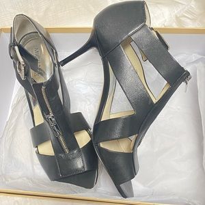 Front zipper leather black sandals